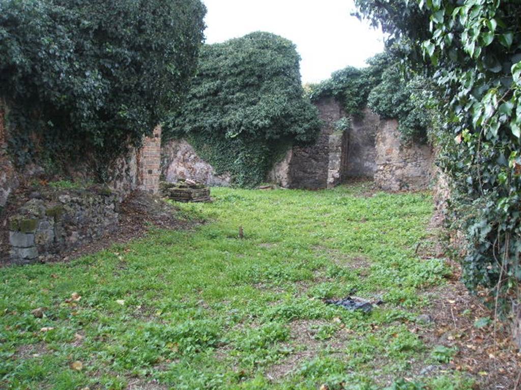 VI.15.18 Pompeii. December 2005. Looking west.