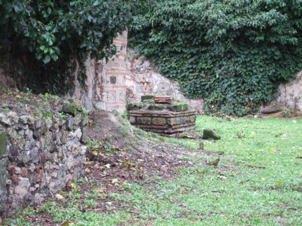 VI.15.18 Pompeii. December 2005. Looking towards rear and garden area in south-west corner.