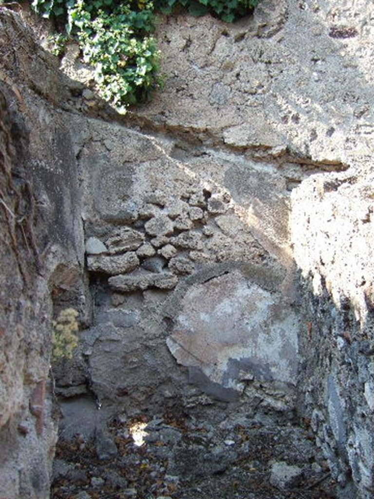 VI.15.21 Pompeii. September 2005. Looking towards latrine at north end of kitchen.

 
