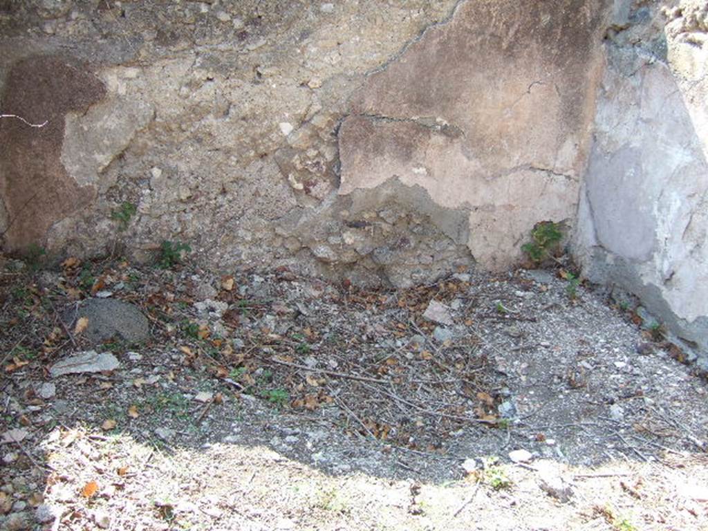 VI.15.21 Pompeii. September 2005. Remains of painted wall decoration in cubiculum.