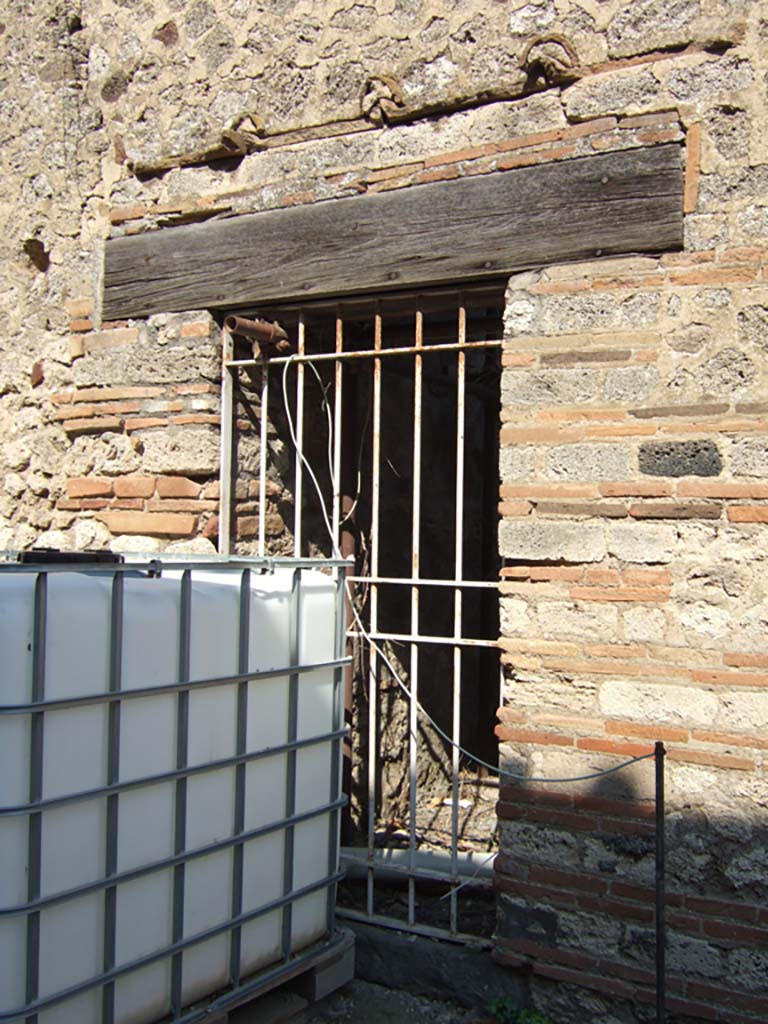 VI.15.26 Pompeii. September 2005. Entrance doorway, looking east.