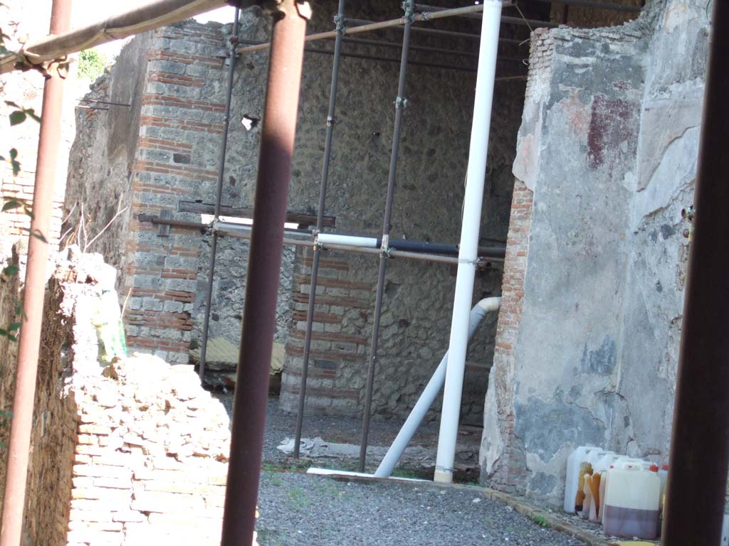 VI.15.26 Pompeii. September 2005. Looking south-east from entrance towards south wall of tablinum.