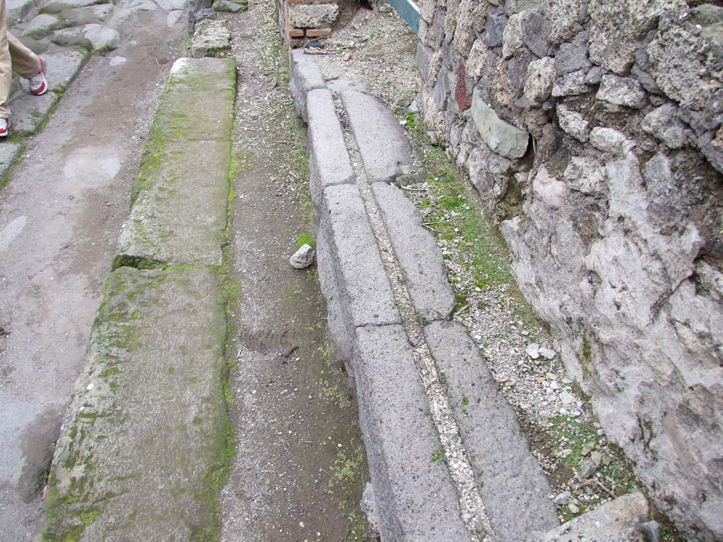 VI.16.2 Pompeii. December 2007. Threshold or sill.