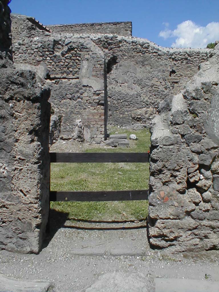 VI.16.3 Pompeii. May 2005. Entrance doorway, looking north.