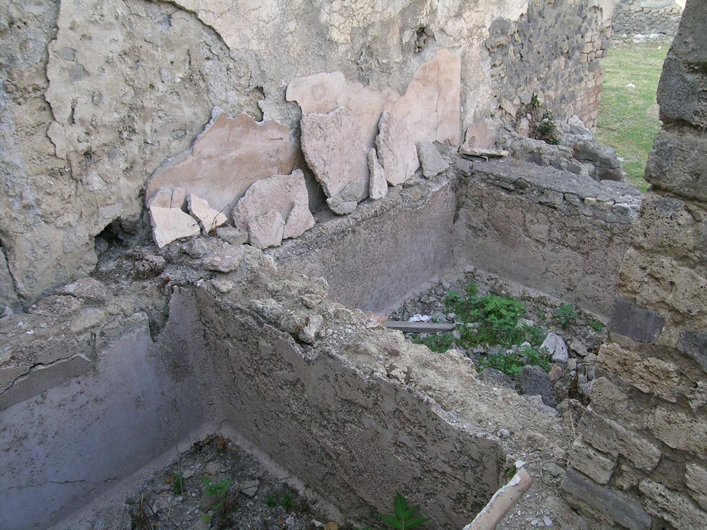 VI.16.3 Pompeii. June 2005. Second vat in north-west corner. Photo courtesy of Nicolas Monteix.