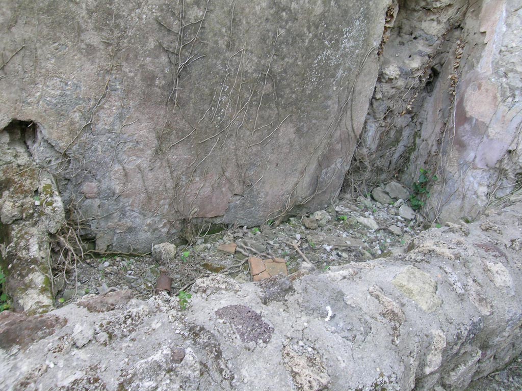 VI.16.3 Pompeii. June 2005. Second feature near south wall in rear room, looking south-west. Photo courtesy of Nicolas Monteix.