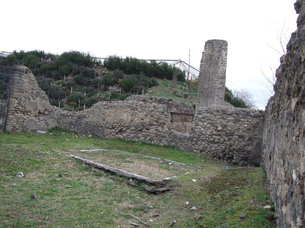 VI.16.3 Pompeii. December 2007. Looking east from entrance doorway.