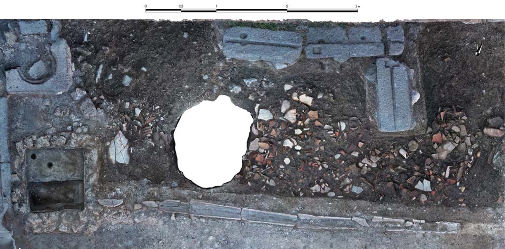 Fig. 4 – Pompéi, VI 16, 3-4, pièce 1. Relevé photogrammétrique.
Fosses creusées après le séisme de 62/63 pour extraire du matériel éruptif, recoupées ensuite par une seconde fosse, ici vidée, et remblayées avec une vaste couche de tessons à leur sommet. 
Cl. MIBAC/N. Monteix/EFR. Licence creative commons, © CC BY-NC-SA.
