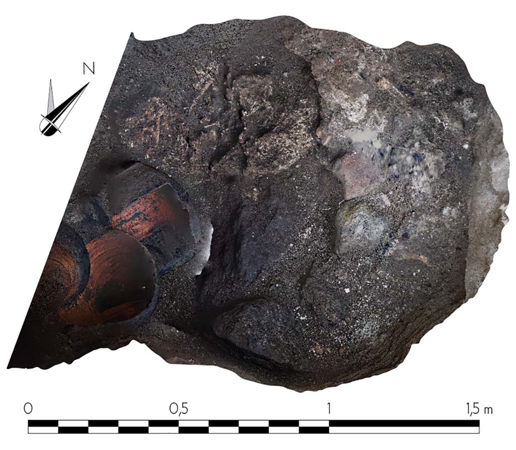 Fig. 25 – Pompéi, VI 16, 6. Couche de cendres au sommet de l’amas d’éléments de maçonnerie. Relevé photogrammétrique. 
Cl. MIBAC/N. Monteix/EFR. Licence creative commons, © CC BY-NC-SA.
