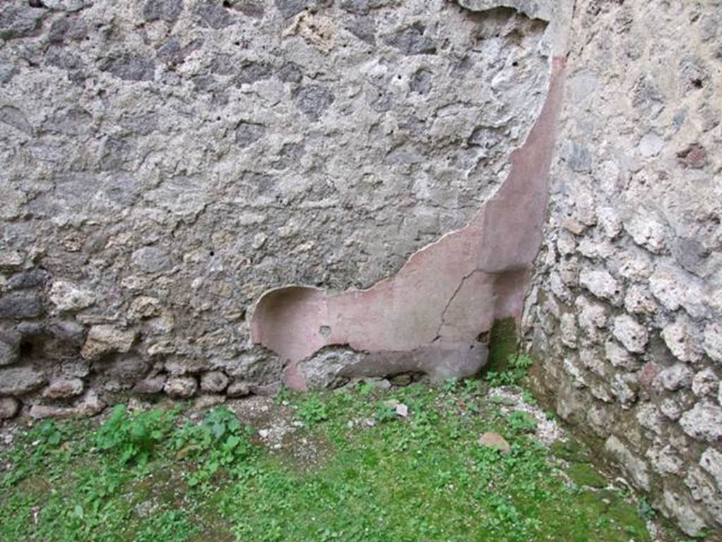 VI.16.5 Pompeii. December 2007. Plastered recesses in south-west corner of rear room.
According to Sogliano, the rear room partly preserved the painted decoration on the south and east walls. This decoration consisted of a high red dado, divided into squares by means of narrow white and blue bands. In the upper part on a white background, were painted, at a certain height, a red horizontal band. In the south-east corner was a circular window that opened into the neighbouring fullonica (VI.16.3/4). See Notizie degli Scavi di Antichit, 1906, (p.350, and plan on p.346).
