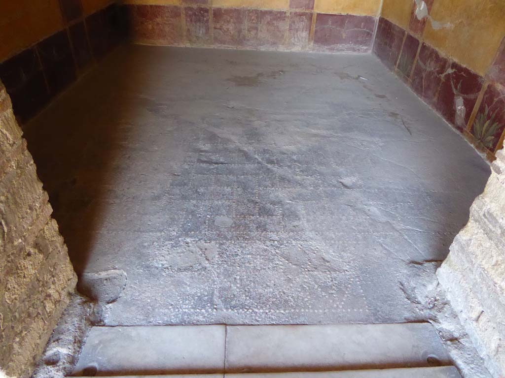 VI.16.7 Pompeii. September 2015. Room R, looking west across flooring from threshold of doorway.
Foto Annette Haug, ERC Grant 681269 DCOR.

