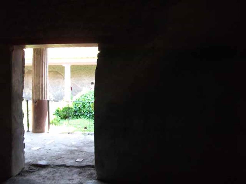 VI.16.7 Pompeii. May 2010. South wall, with doorway to portico.