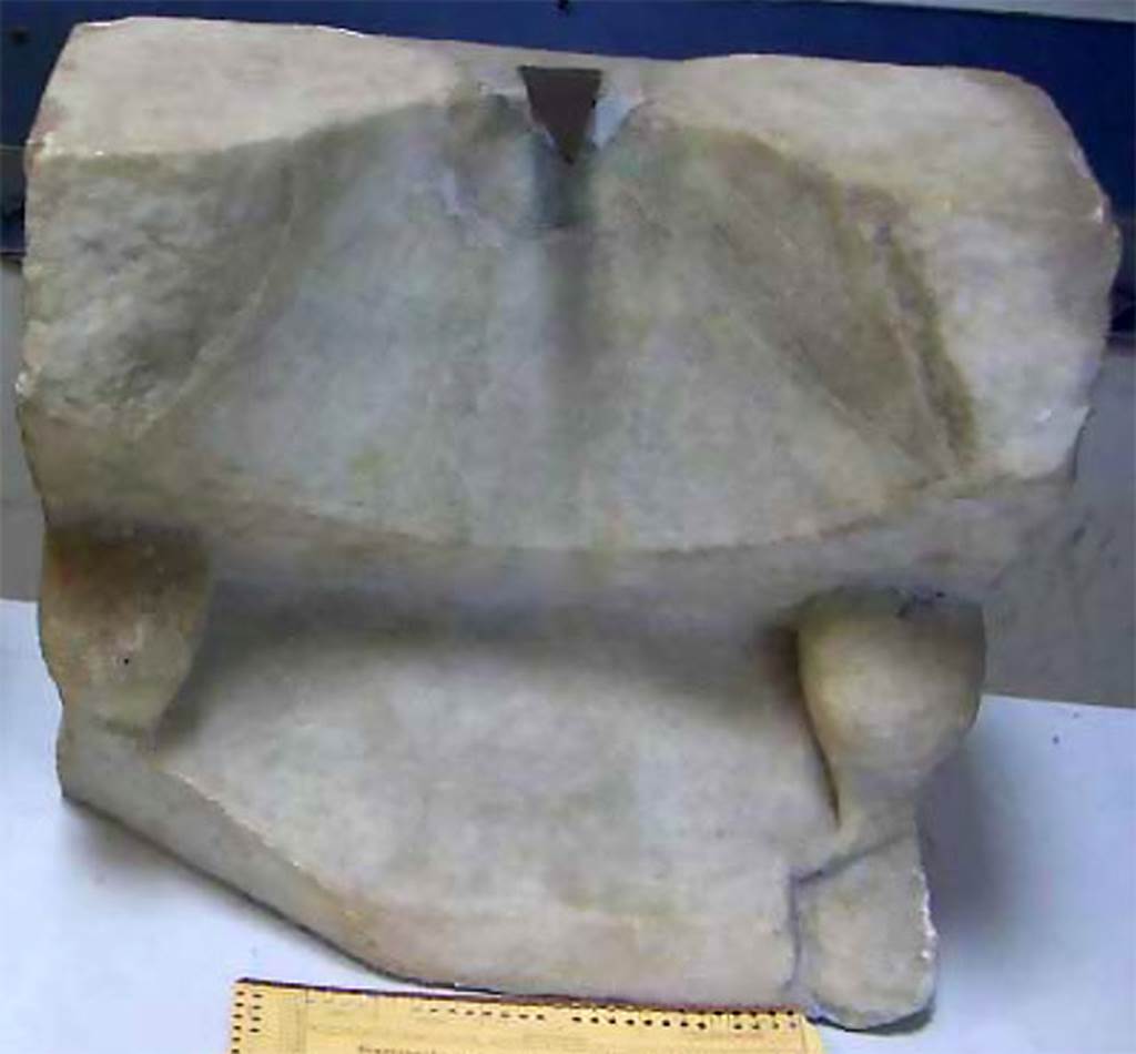 VI.16.7 Pompeii. Sundial found in peristyle garden. It still has the original bronze stylus.
Now in Pompeii deposits. Inventory number SAP 20588.
