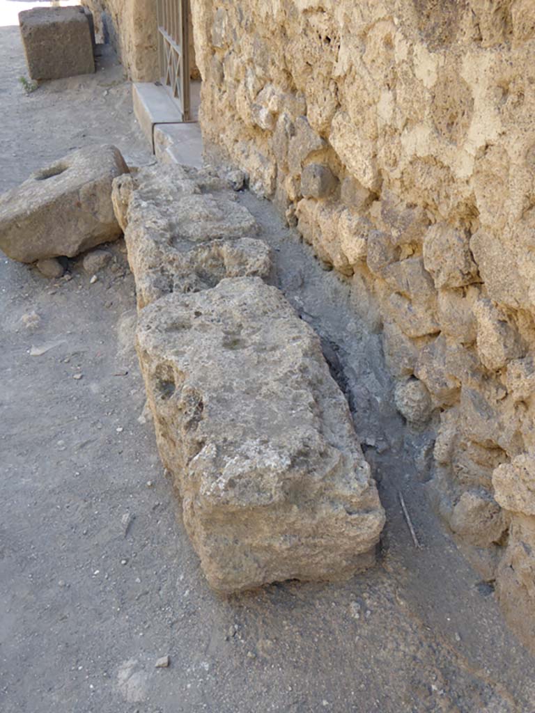 VI.16.7 Pompeii. September 2015. Looking south from north side of entrance doorway along front faade.
Foto Annette Haug, ERC Grant 681269 DCOR.

