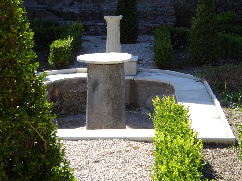 VI.16.7 Pompeii. September 2015. Room F, looking west to detail of pool in peristyle garden.
Foto Annette Haug, ERC Grant 681269 DCOR.

