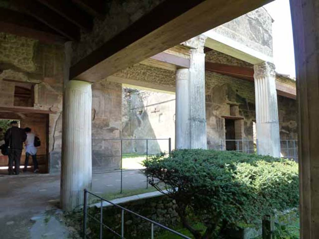 VI.16.7 Pompeii. May 2010. South-west corner of peristyle, with doorway to room Q, on left. Looking across towards large triclinium, in the centre of the west side.
