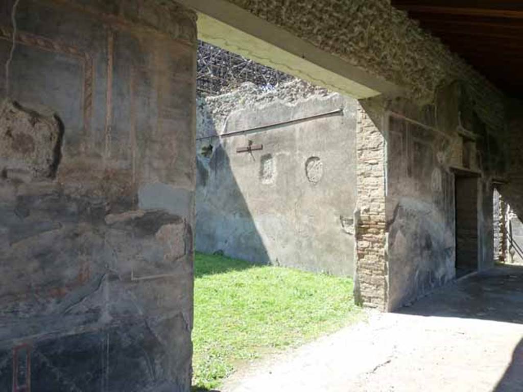 VI.16.7 Pompeii. May 2010. Entrance to room O, large triclinium on west portico, looking north.