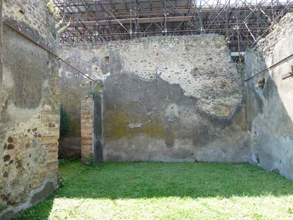 VI.16.7 Pompeii. May 2010. Room O, large triclinium, looking west.