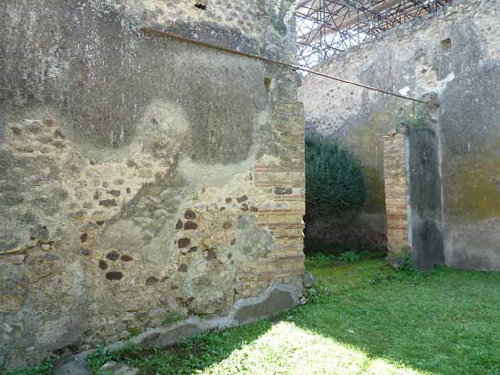 VI.16.7 Pompeii. May 2010. Room O, south wall with doorway to room P, the light-yard.