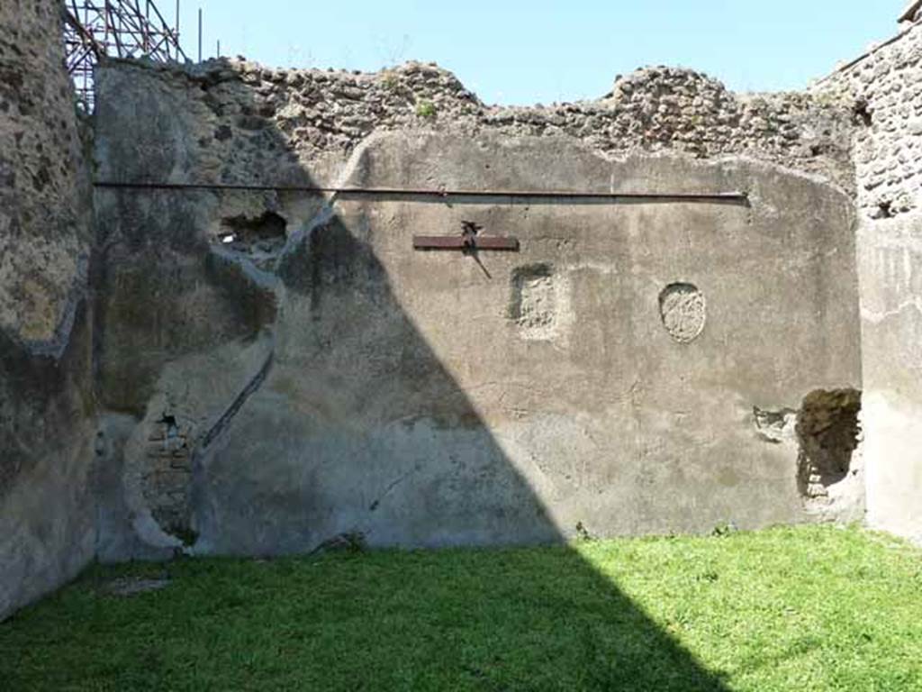 VI.16.7 Pompeii. May 2010. North wall of room O, large triclinium.