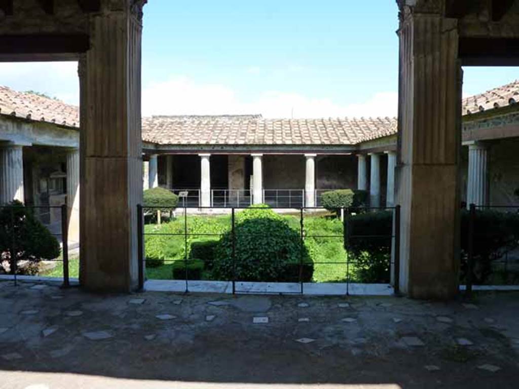 VI.16.7 Pompeii. May 2010. Looking east across west portico to peristyle.