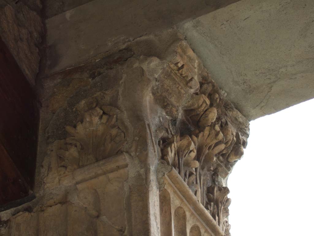 VI.16.7 Pompeii. May 2006. Room F, west portico. Detail of capital outside room O.