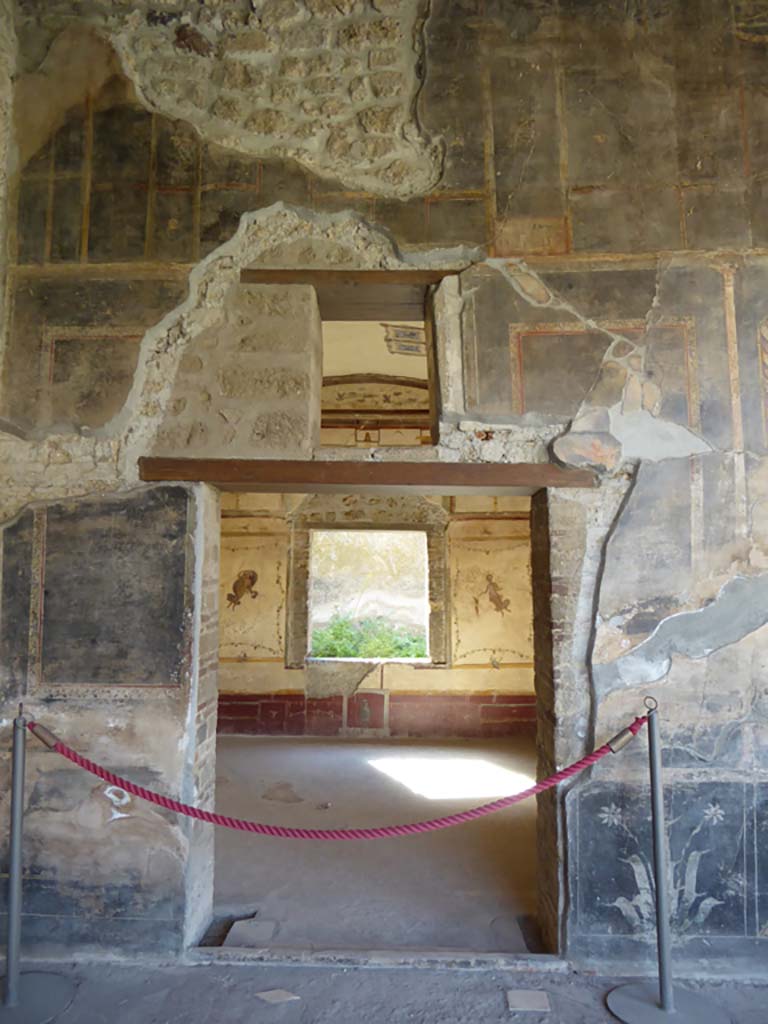 VI.16.7 Pompeii. September 2015. Room Q, looking west through doorway from west portico.
In this room can be seen paintings of flying figures carrying a number of objects on the walls and various plants at floor level.
Foto Annette Haug, ERC Grant 681269 DÉCOR.

