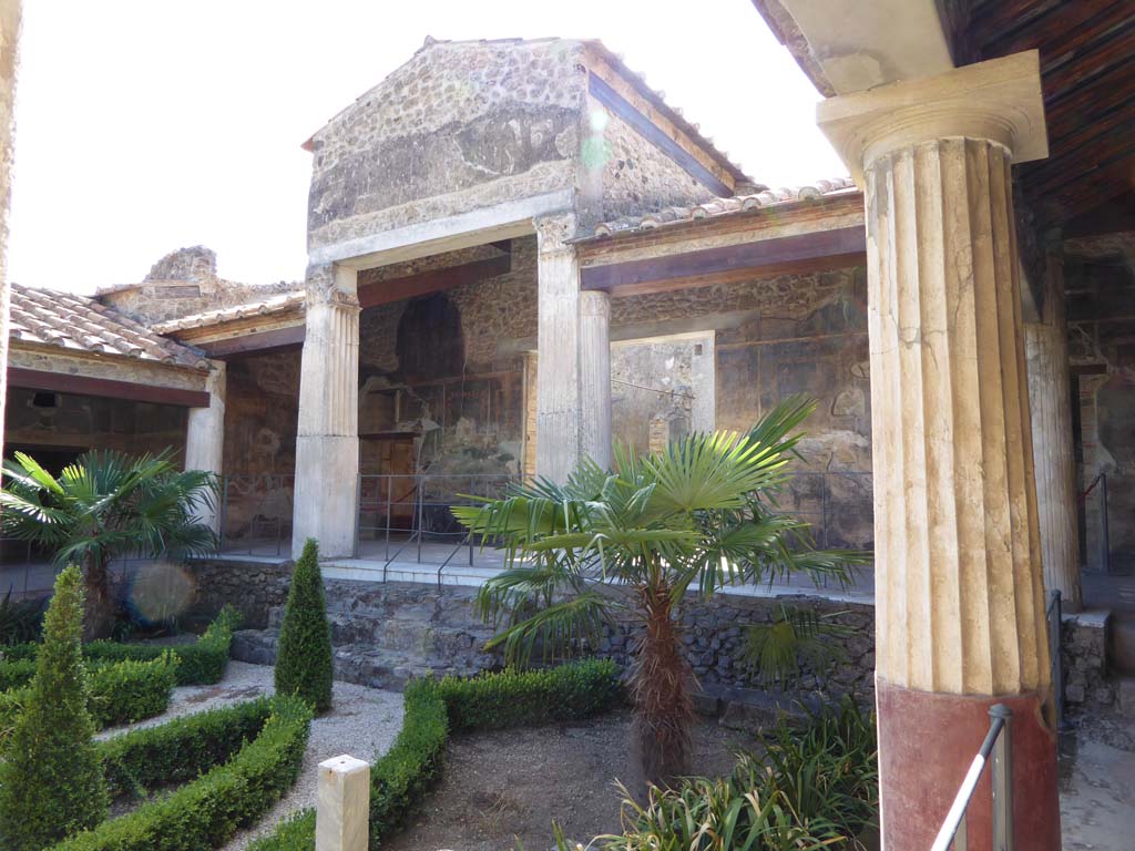 VI.16.7 Pompeii. September 2015. Looking south-west across garden towards large triclinium, from north portico.
Foto Annette Haug, ERC Grant 681269 DÉCOR.

