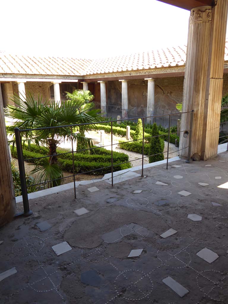 VI.16.7 Pompeii. September 2015. Looking south-east across room F, west portico towards peristyle.
Foto Annette Haug, ERC Grant 681269 DÉCOR.

