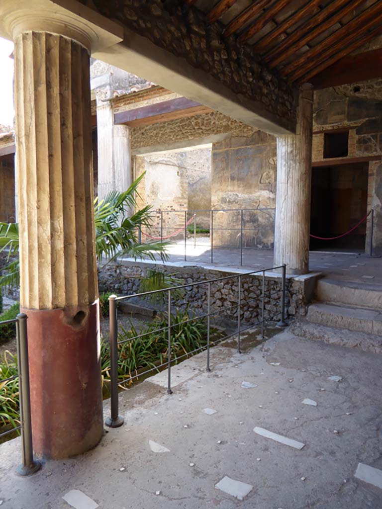 VI.16.7 Pompeii. September 2015. 
Looking south-west from north portico towards doorway to room O, in centre, and room R, on right.
The portico floor has a framework of small geometric mosaic lines with pieces of marble inserted in rows.
Foto Annette Haug, ERC Grant 681269 DÉCOR.

