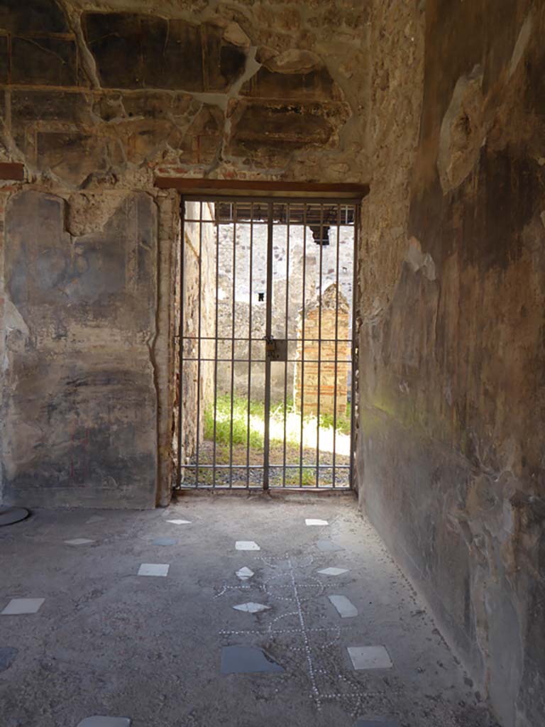 VI.16.7 Pompeii. September 2015. North-west corner of portico, with doorway to services area.
Foto Annette Haug, ERC Grant 681269 DÉCOR.
