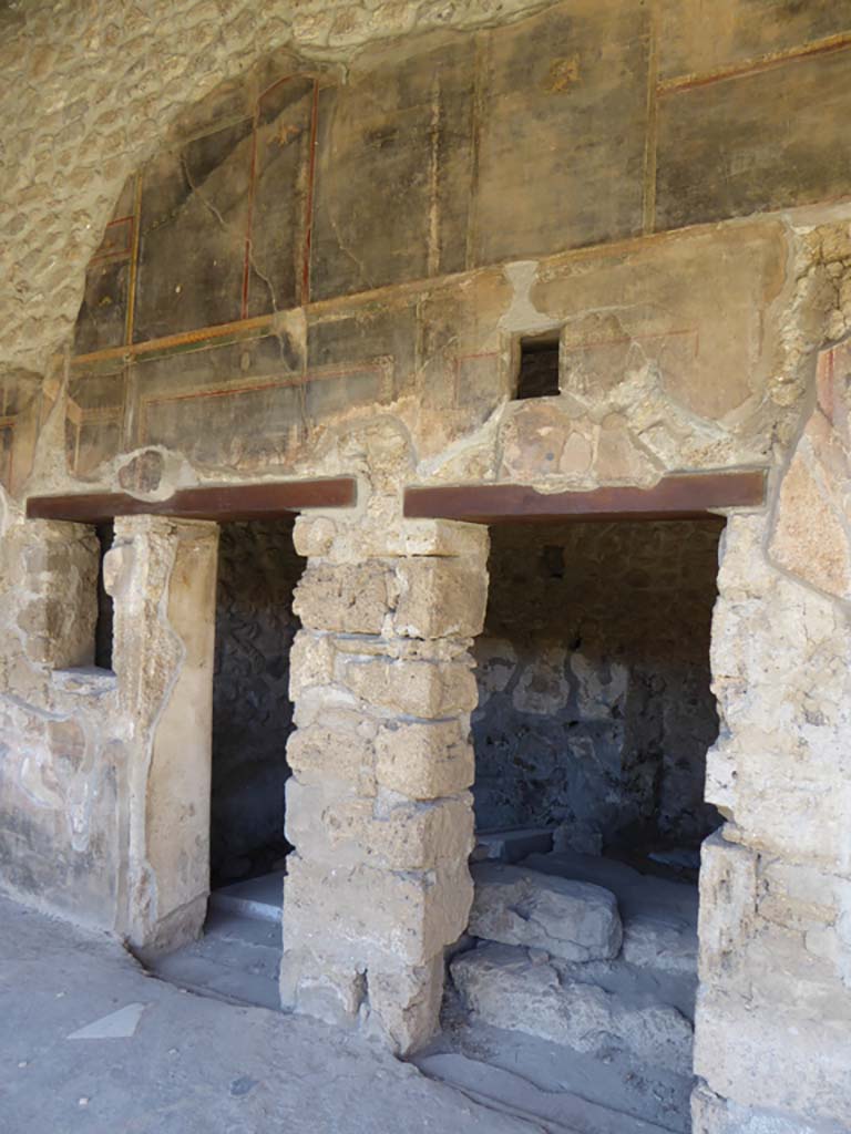 VI.16.7 Pompeii. September 2015. Doorways to rooms L and K, on north portico.
Foto Annette Haug, ERC Grant 681269 DÉCOR.
