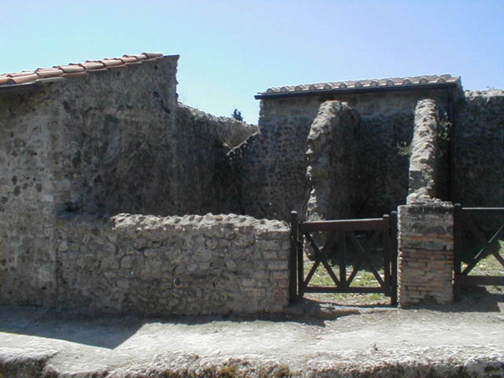 VI.16.8 Pompeii. May 2005. Entrance doorway, with a threshold of Vesuvian stone. According to NdS, the workshop consisted of three rooms. The room with the entrance doorway also contained the staircase to the upper floor. The room on the left (south) of it was described as a rear room. The rear room had rustic walls and an earthen floor. The third room was the one entered at VI.16.9. See Notizie degli Scavi di Antichit, 1908, (p.53).