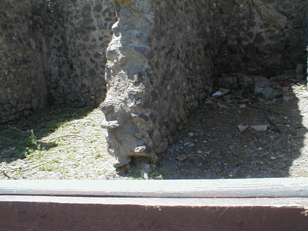 VI.16.8 Pompeii. May 2005. Looking west from entrance doorway towards both rooms.