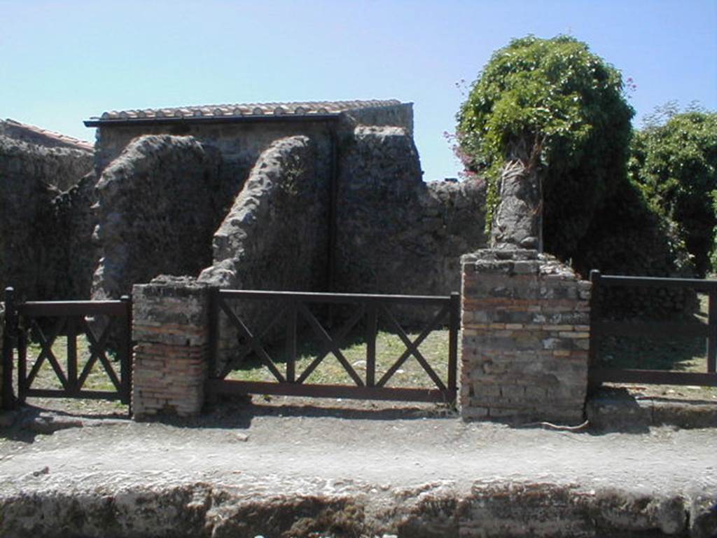 VI.16.9 Pompeii. May 2005. Looking west towards wide entrance doorway to workshop.  
In the south wall of the workshop was a doorway with step, leading into the room with a staircase, at VI.16.8.
