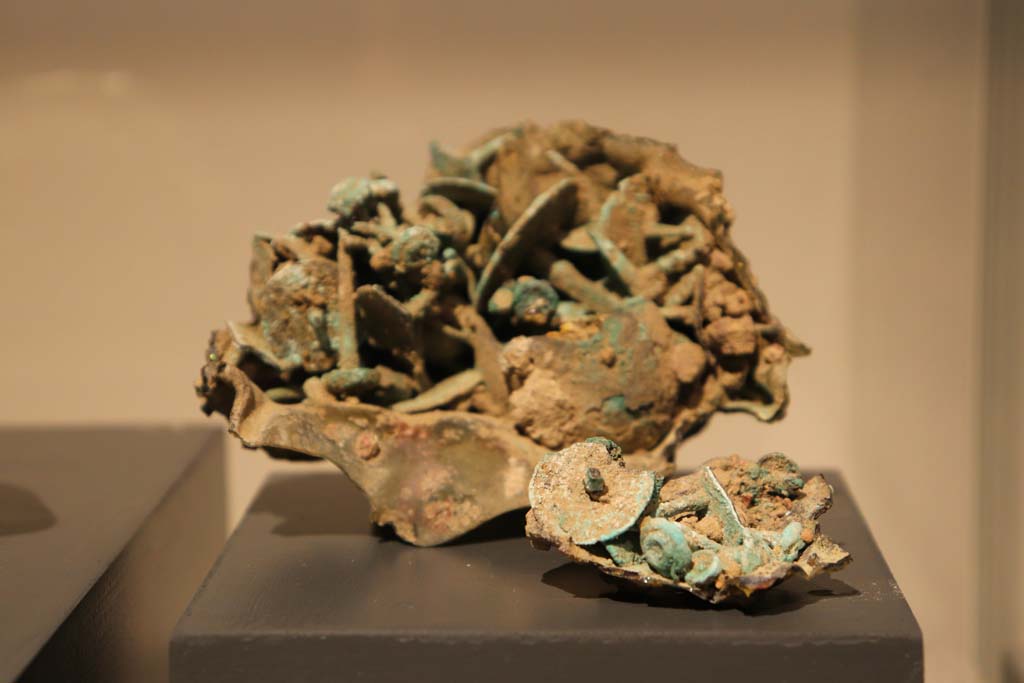 VI.16.9 Pompeii. February 2021. Bowl containing nails distorted by the eruption, on display in Antiquarium. 
Photo courtesy of Fabien Bivre-Perrin (CC BY-NC-SA).
