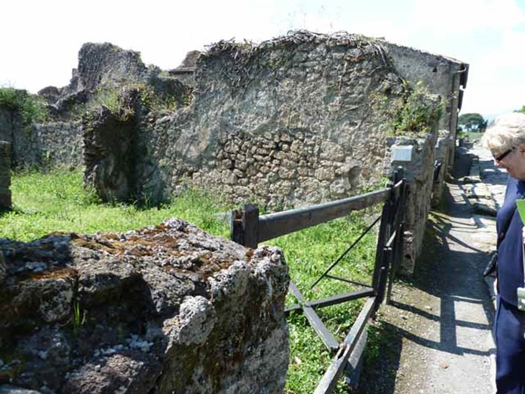 VI.16.11 Pompeii. May 2010. Entrance and north wall of shop-room.