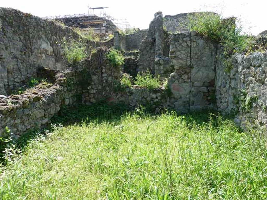 VI.16.11 Pompeii. May 2010. West wall with window overlooking yard.