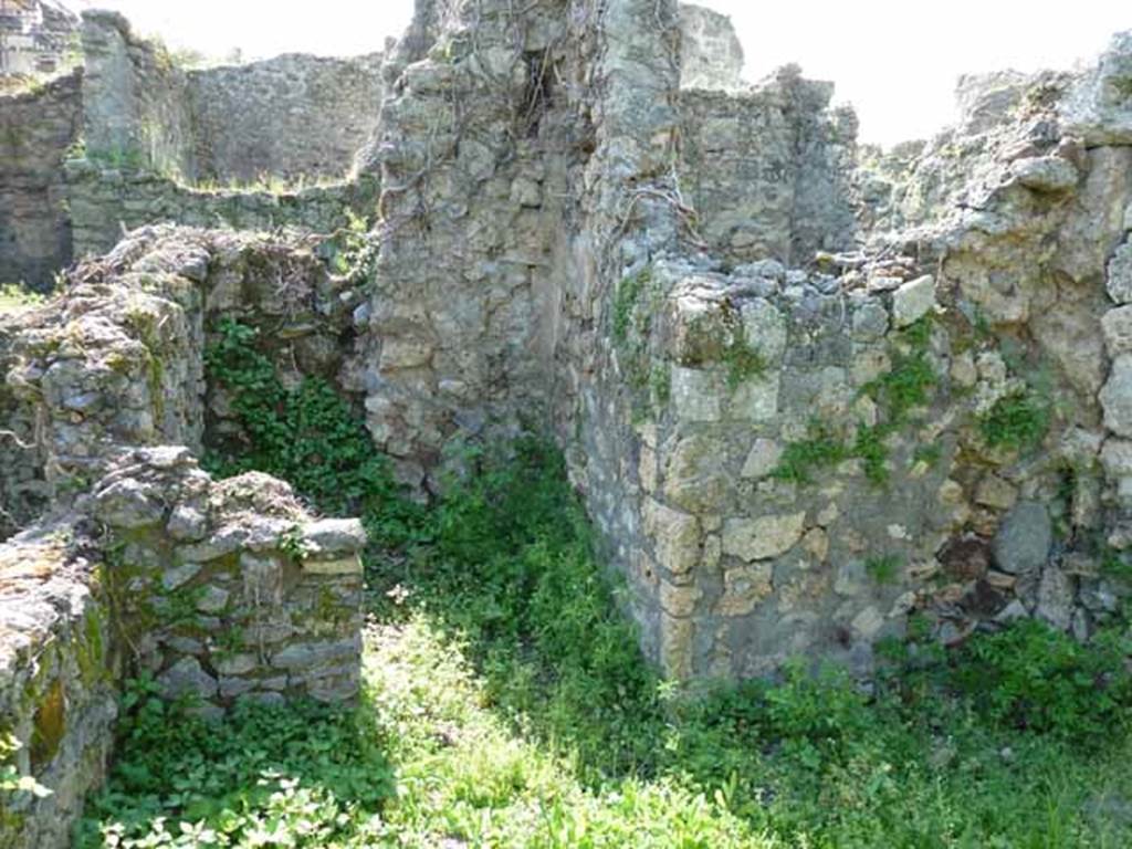 VI.16.11 Pompeii. May 2010. Doorway to small room on west side of yard.