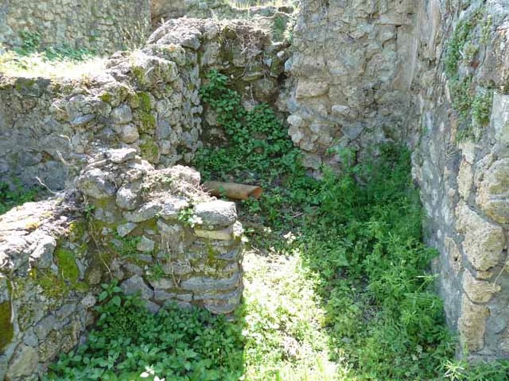 VI.16.11 Pompeii. May 2010. Doorway to small room on west side of yard. According to NdS, this small room had walls covered with rough plaster.
