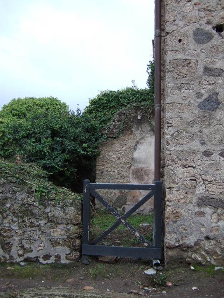 VI.16.14 Pompeii. December 2005. Entrance doorway. According to NdS, on the northern wall of the workshop of VI.16.13 was a trace of the wooden staircase that led to the upper rooms. This was accessed from the Via del Vesuvio, or sometimes called Via Stabiana, at doorway VI.16.14. This doorway however, also gave access to a small latrine, as well as to the stairs. See Notizie degli Scavi di Antichit, 1908, (p.62).
