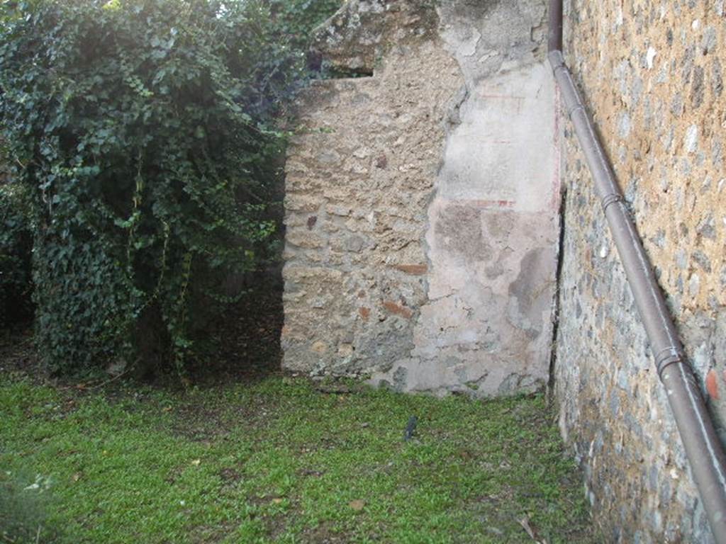 VI.16.14 Pompeii. December 2004. Looking west. North-west corner of VI.16.13, with site of steps to upper floor against north wall, on right.
