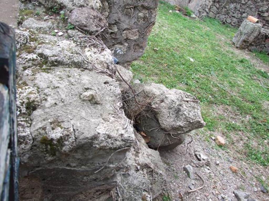 VI.16.14 Pompeii. December 2007. South side of entrance doorway.