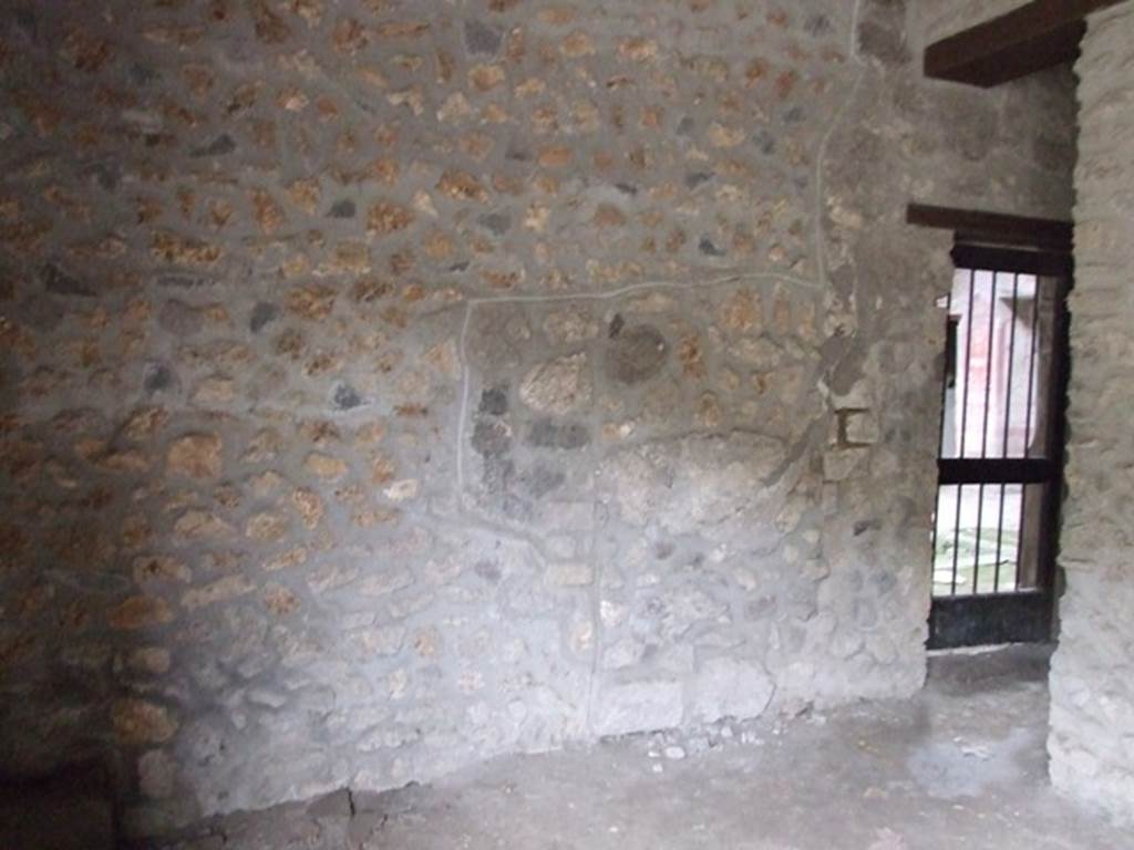 VI.16.15 Pompeii. December 2007. Looking south across room L, towards doorway in south wall of room K, leading to atrium B. According to NdS, in the southern wall of room L, there was a small doorway that communicated with the understairs of room N (VI.16.16). This doorway was walled up by the ancients themselves, and a new doorway from the room under the stairs was opened onto the atrium instead (doorway in west wall of VI.16.16).
Room N was a rustic room with white plaster and a tall dado, with a small window in its west wall. See Notizie degli Scavi, 1908, (p.83).