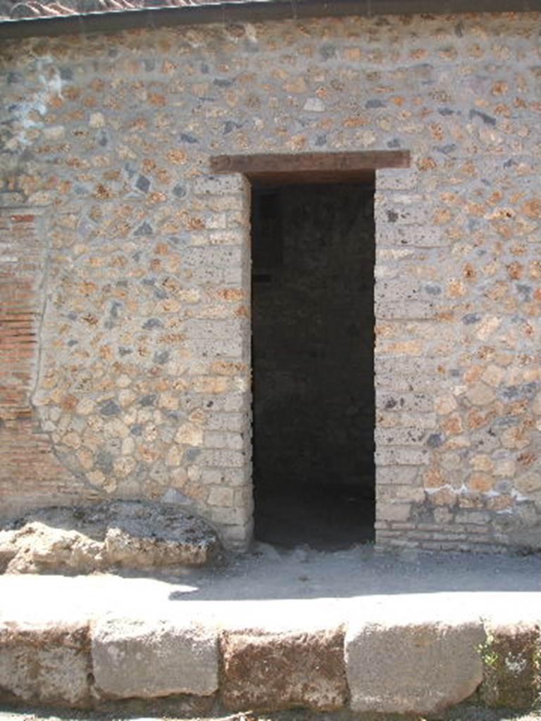 VI.16.15 Pompeii. May 2005. Looking west to entrance VI.16.16 stairs and room N.