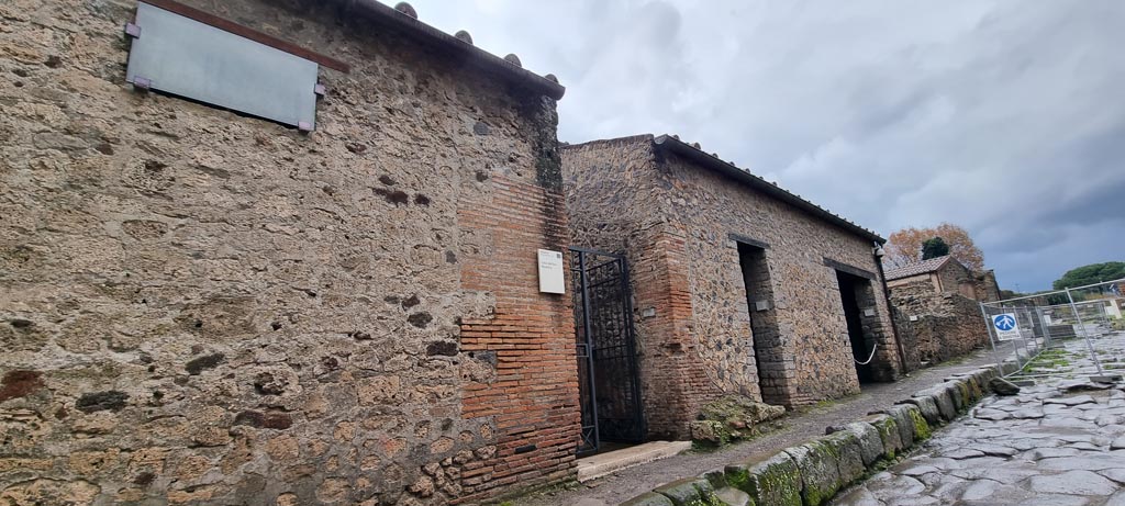 Via del Vesuvio, Pompeii, looking north along west side towards entrance doorways. December 2023. Photo courtesy of Miriam Colomer.