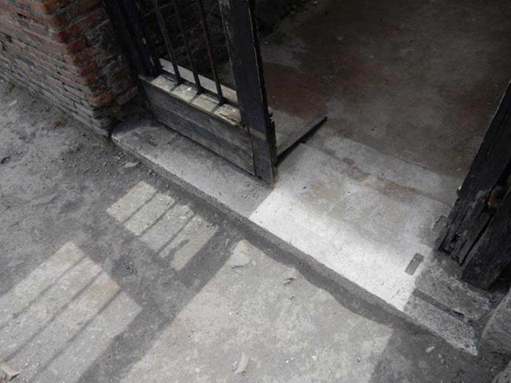 VI.16.15 Pompeii. May 2015. Entrance doorway threshold. Photo courtesy of Buzz Ferebee.