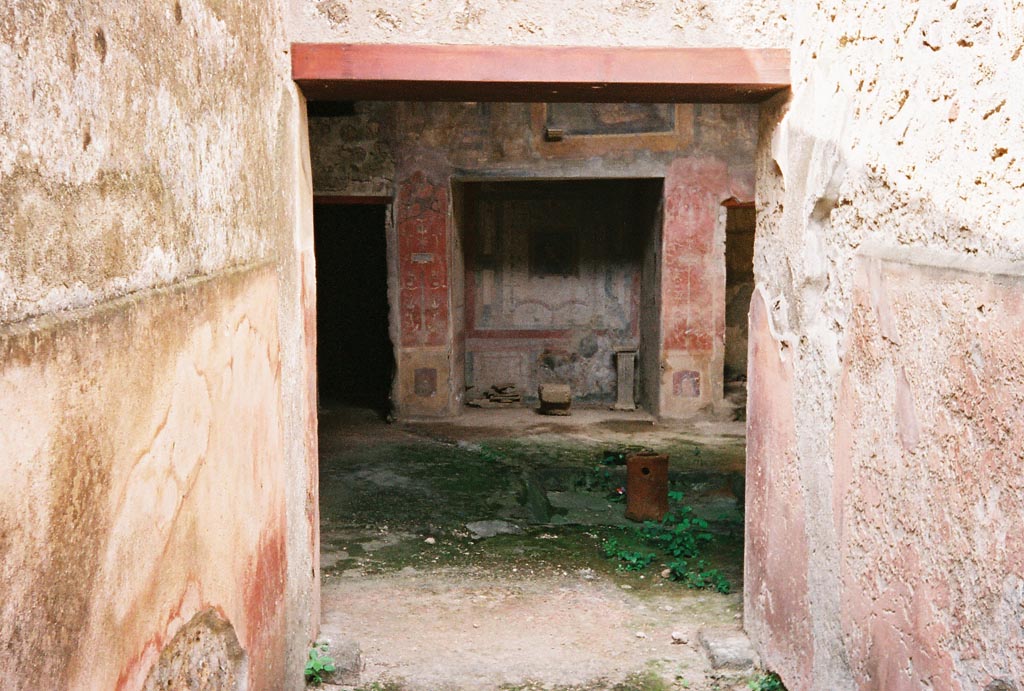 VI.16.15 Pompeii. May 2000. Entrance fauces A, looking west to atrium B. Photo courtesy of Buzz Ferebee.