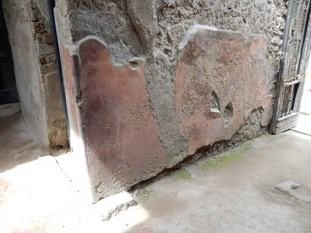 VI.16.15 Pompeii. May 2015. Entrance fauces A, looking east along north side towards entrance doorway. Photo courtesy of Buzz Ferebee.
