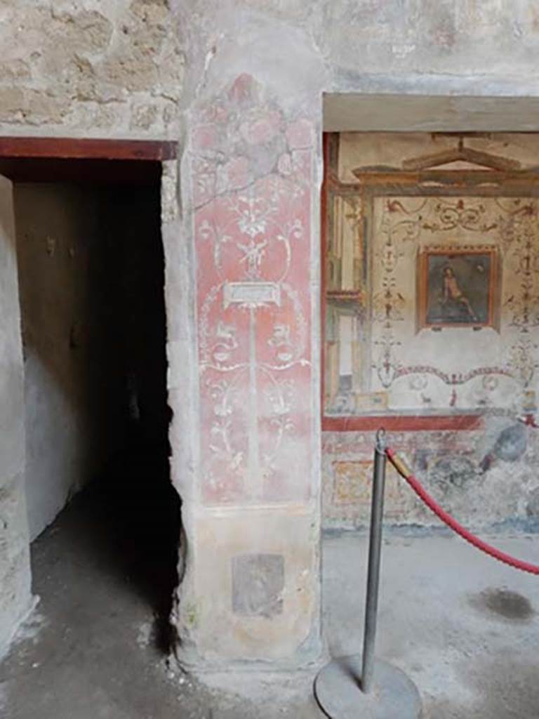 VI.16.15 Pompeii. May 2015. Doorway to room C, on west side of atrium B, and painted pilaster. Photo courtesy of Buzz Ferebee.
